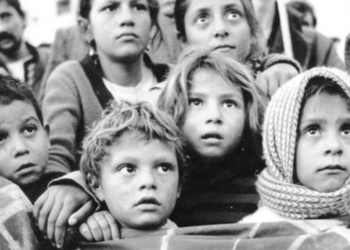 Tano D'Amico Roma, 1980. La ruota, bandiera del popolo Rom a Tor Bella Monaca