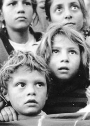 Tano D'Amico Roma, 1980. La ruota, bandiera del popolo Rom a Tor Bella Monaca