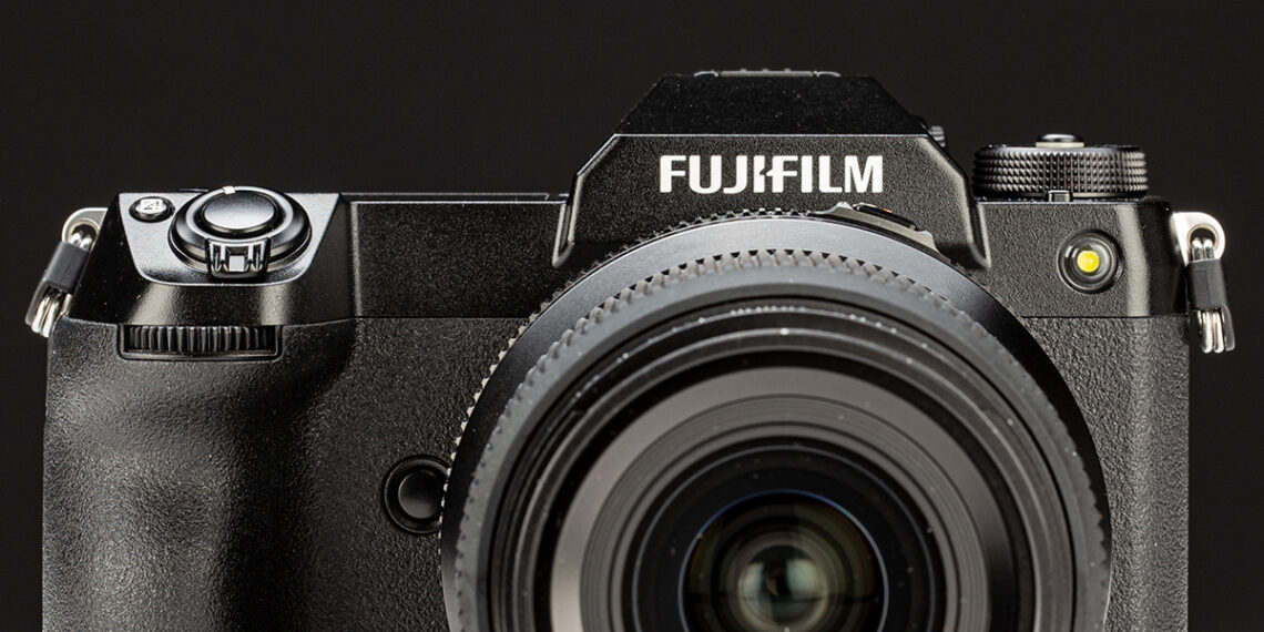 Test Fujifilm GFX100S, vista frontale della fotocamera