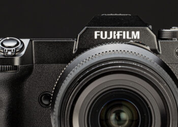 Test Fujifilm GFX100S, vista frontale della fotocamera