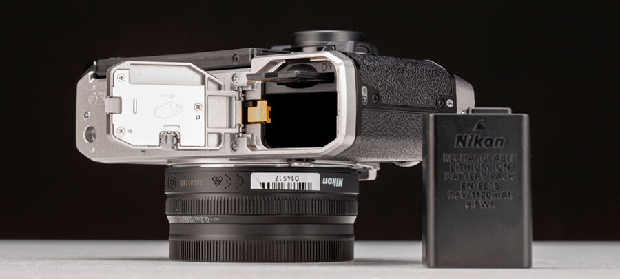 Nikon Z fc, la scheda di memoria e la batteria