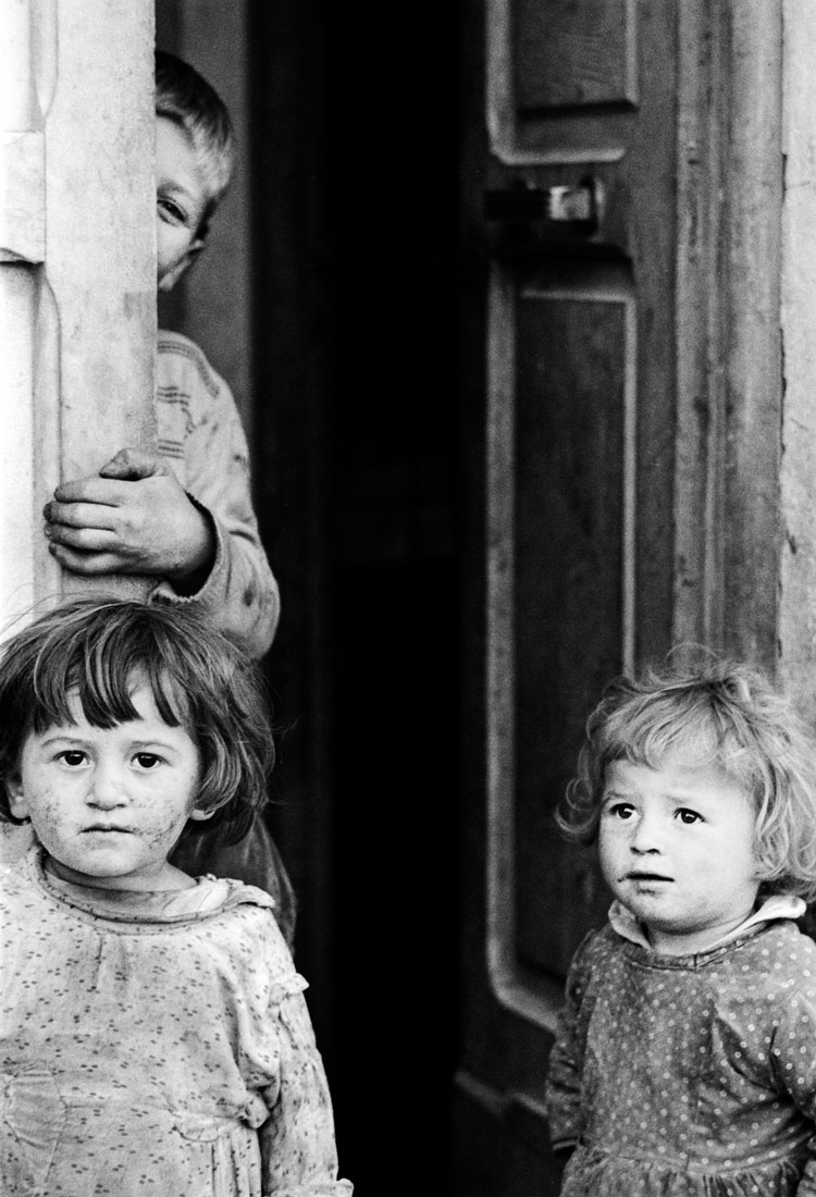 © Carla Cerati, Pietraferrazzana (Chieti), 1963. Bambini sull’uscio di casa, dalla serie "Infanzia e adolescenza"