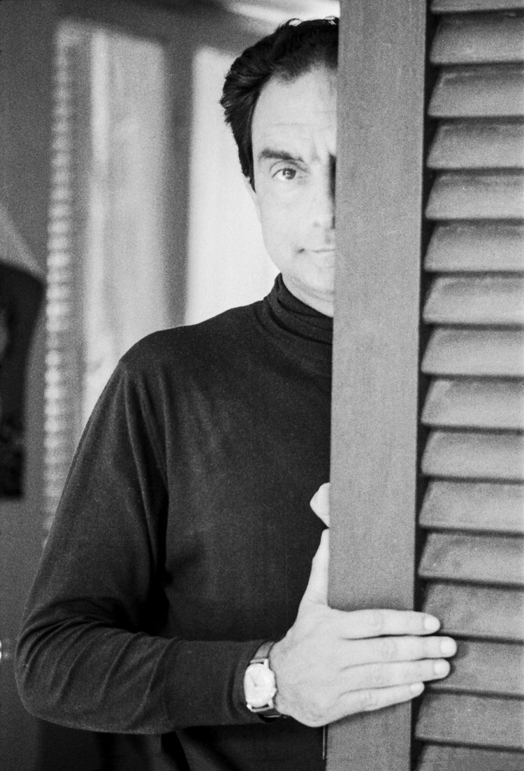 © Carla Cerati, Cinquale (Massa Carrara), agosto, 1969. Italo Calvino nella sua casa di vacanza in Versilia