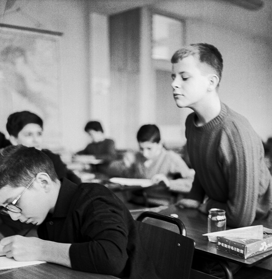 © Carla Cerati, Milano, 1961. Scuola media Mameli. Alunni in aula durante un compito in classe