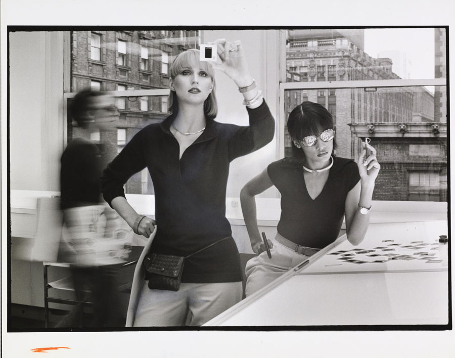 Duane Michals, Due modelle in un ufficio che guardano dei negativi, 1976, Vogue, © Condé Nast. Chronorama