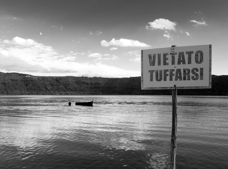 Foto di un cartello immerso in un lago Foto di un cartello immerso in un lago
