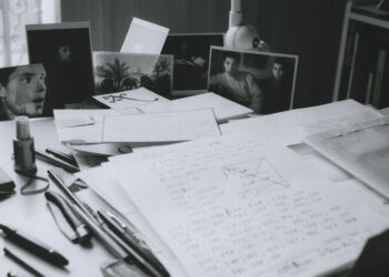 Mostra fotografica MACRO Hervé Guibert, Table de travail avec manuscrit barré, n.d.; © Christine Guibert/Courtesy Les Douches la Galerie, Paris.