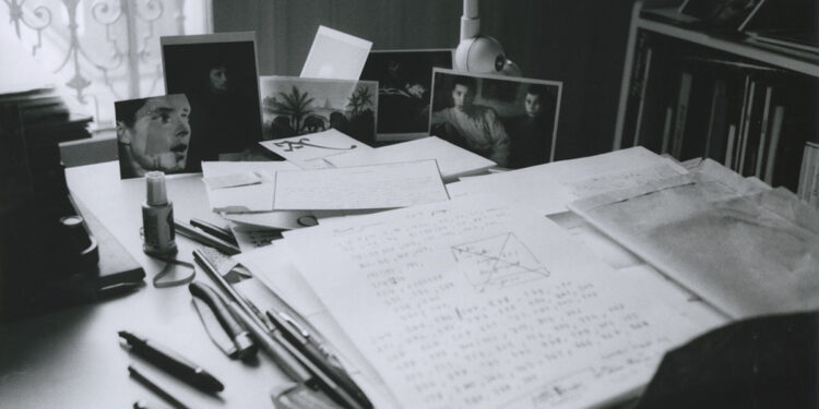 Mostra fotografica MACRO Hervé Guibert, Table de travail avec manuscrit barré, n.d.; © Christine Guibert/Courtesy Les Douches la Galerie, Paris.