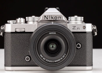 Nikon Z Fc vista frontale