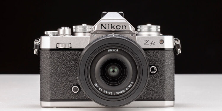 Nikon Z Fc vista frontale