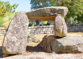 Mostra fotografica Olivo Barbieri, Twelve ee h s nine - Dolmen and Menhirs in Sardinia, Calangianus, Sassari 2021 Courtesy l’artista e Fondazione di Sardegna