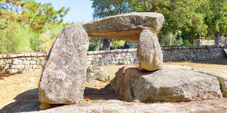 Mostra fotografica Olivo Barbieri, Twelve ee h s nine - Dolmen and Menhirs in Sardinia, Calangianus, Sassari 2021 Courtesy l’artista e Fondazione di Sardegna