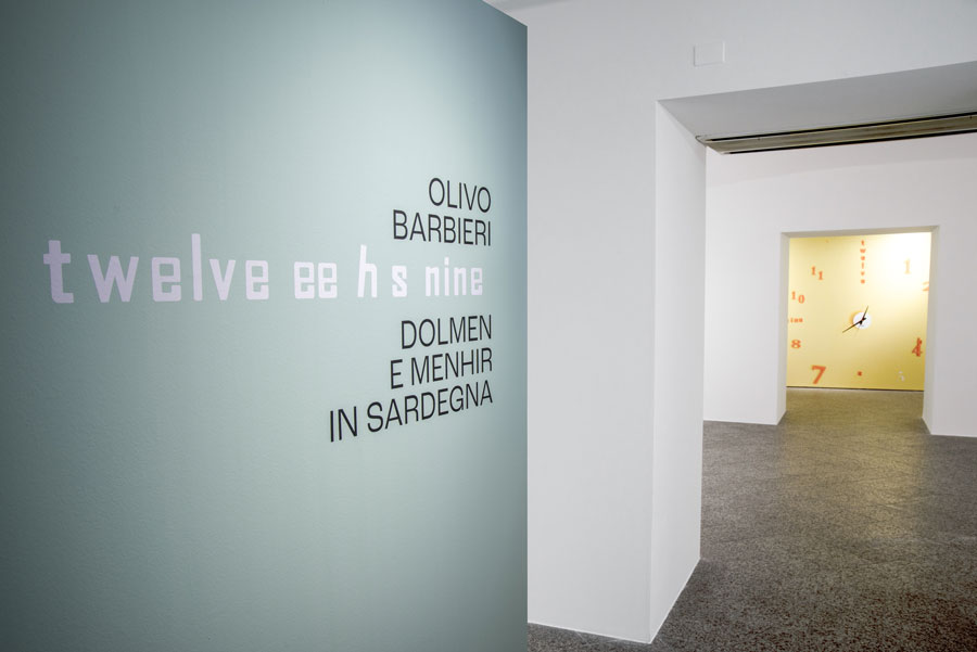Olivo-Barbieri,-Twelve-ee-h-s-nine-–-Dolmen-e-Menhir-in-Sardegna,-foto-di-Alessandro-Mioni,-courtesy-Fondazione-di-Sardegna-e-Museo-MAN7
