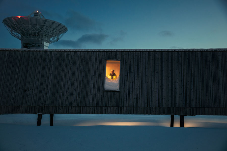 Stazione di ricerca di Ny-Ålesund, Svalbard, Norvegia. Moritz Sieber, operatore dell'Autorità cartografica norvegese, all'interno del nuovo Osservatorio geodetico. © Paolo Verzone