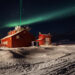 Stazione di ricerca di Ny-Ålesund, Svalbard. Il raggio laser verde (KARL, il Koldewey Aerosol Raman Lidar) emesso dall'osservatorio AWIPEV di notte, durante un'aurora boreale. Con questo strumento gli scienziati studiano l'atmosfera. © Paolo Verzone