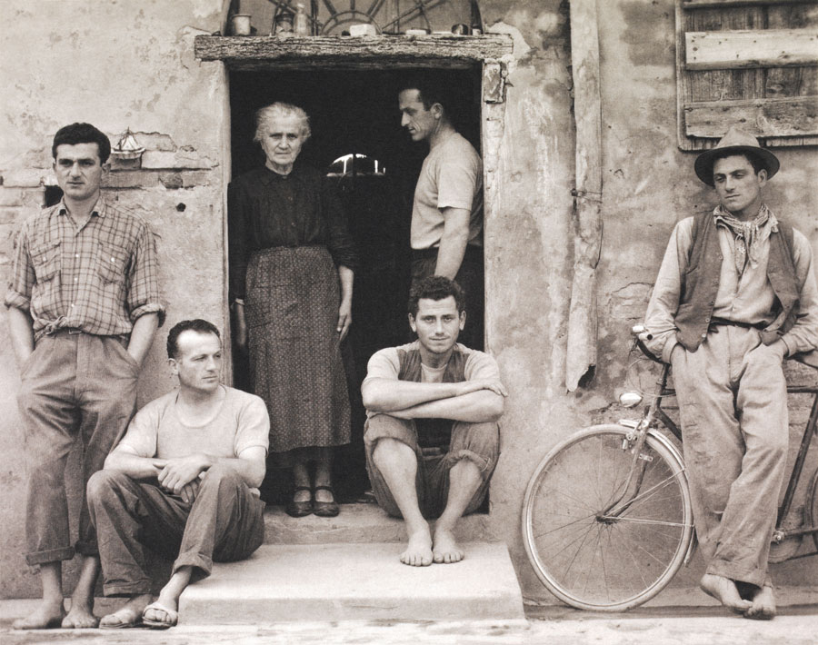 Mostra Paul Strand, The Balance of Forces © Paul Strand, The Lusetti Family, Luzzara, Italy, 1953 © Aperture Foundation Inc., Paul Strand Archive. Fundación MAPFRE Collections