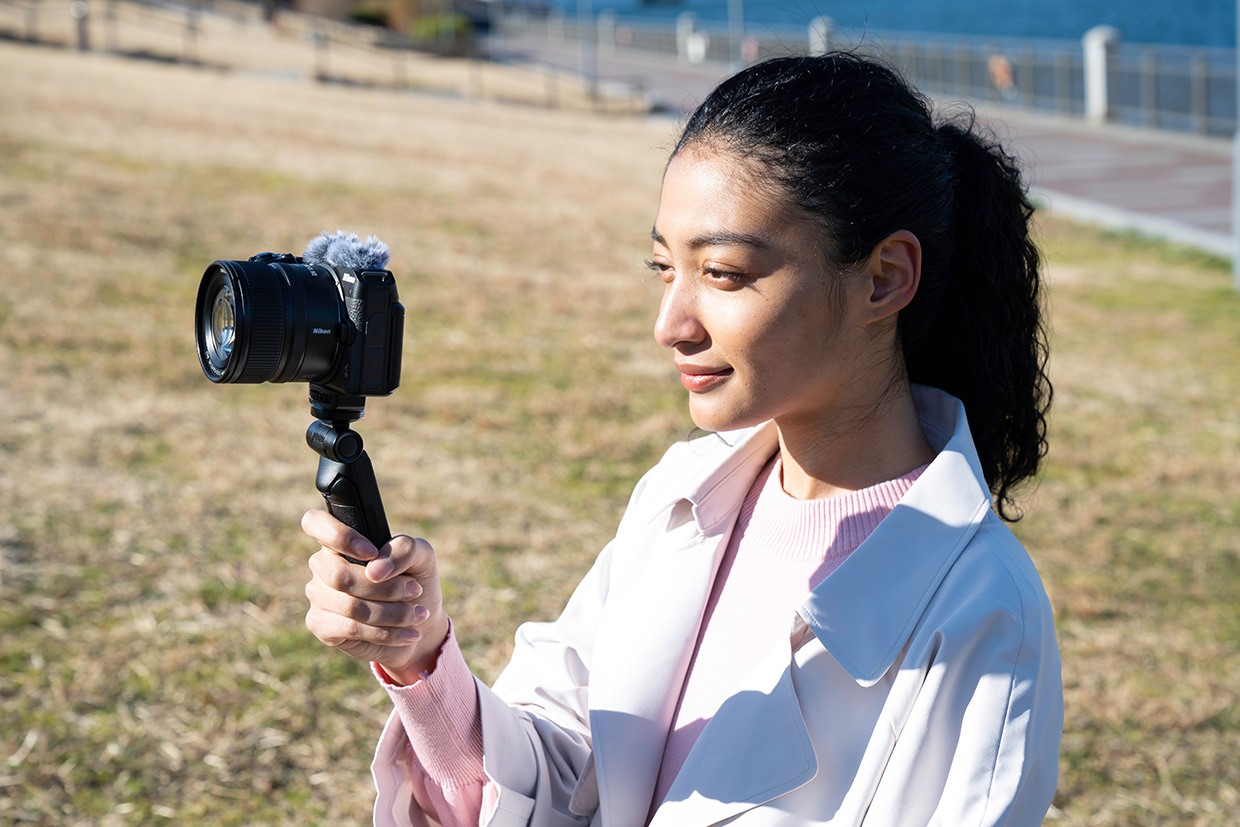 NIKKOR Z DX 12-28mm f/3.5-5.6 PZ VR e Nikonk Z30 utilizzate da una ragazza per filmare