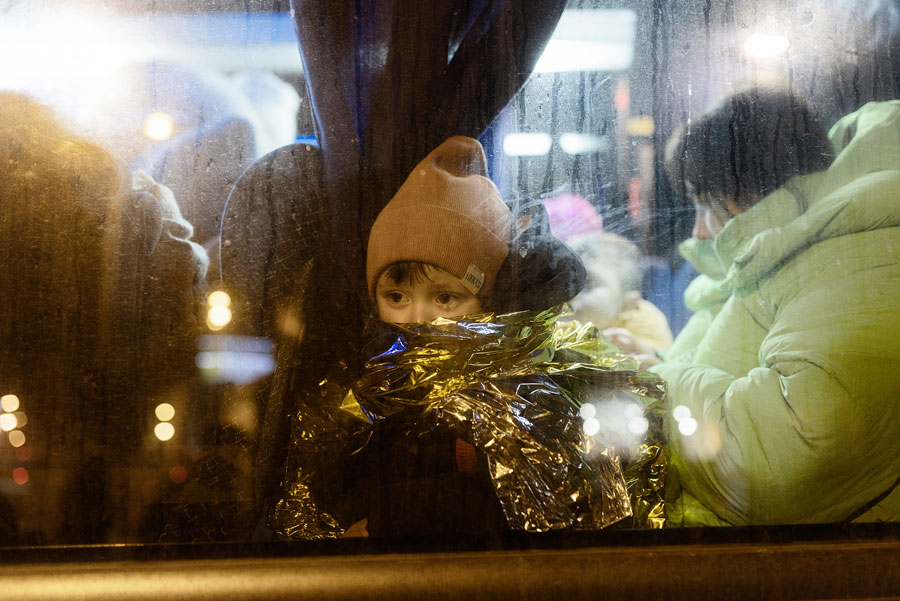 Alessandro Penso, Un bambino sull’autobus al confine polacco, Medyka, 7 febbraio 2022 © Alessandro Penso
