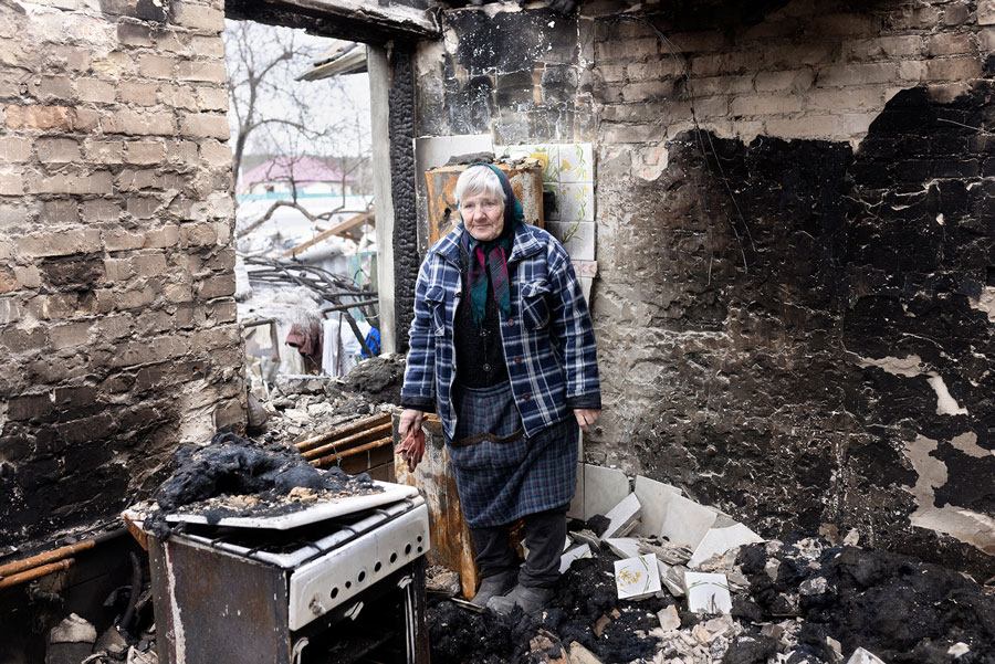 Alessandro Penso, Iryna Kovalenko, 72 anni, nella sua casa distrutta durante l’invasione russa nel villaggio di Zalissia, Ucraina, 18 aprile 2022 © Alessandro Penso