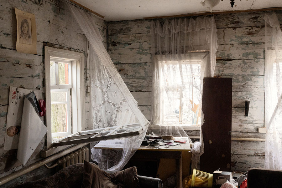 Alessandro Penso, L’interno di una casa occupata dai soldati russi nel villaggio di Ozera, a nord di Kyiev, Ucraina, 21 aprile 2022 © Alessandro Penso