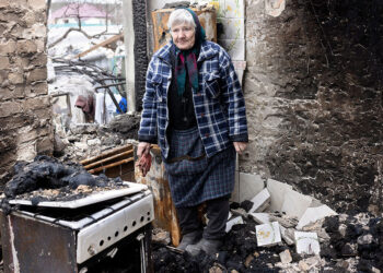Alessandro Penso, Iryna Kovalenko, 72 anni, nella sua casa distrutta durante l’invasione russa nel villaggio di Zalissia, Ucraina, 18 aprile 2022 © Alessandro Penso