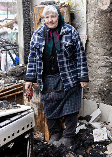 Alessandro Penso, Iryna Kovalenko, 72 anni, nella sua casa distrutta durante l’invasione russa nel villaggio di Zalissia, Ucraina, 18 aprile 2022 © Alessandro Penso