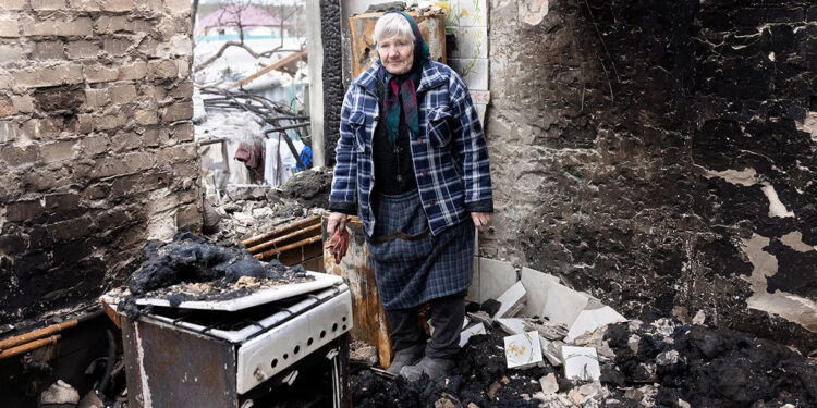 Alessandro Penso, Iryna Kovalenko, 72 anni, nella sua casa distrutta durante l’invasione russa nel villaggio di Zalissia, Ucraina, 18 aprile 2022 © Alessandro Penso