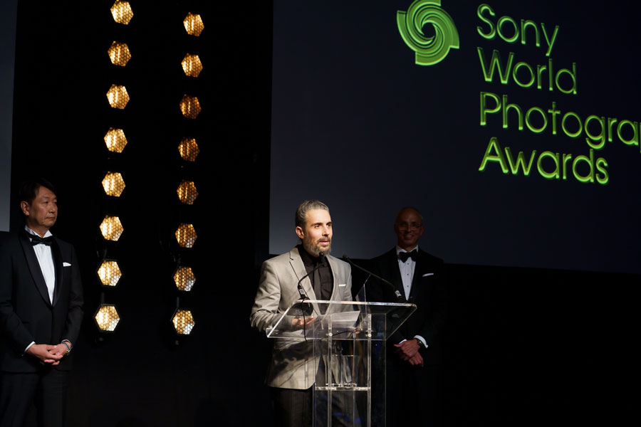 Il fotografo dell'anno dei SWPA 2023 Boris Eldagsen durante la cerimonia di premiazione.
