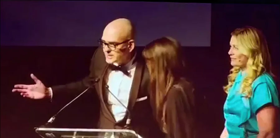 Boris Eldagsen sul palco durante la cerimonia di premiazione dei Sony World Photography Awards 2023