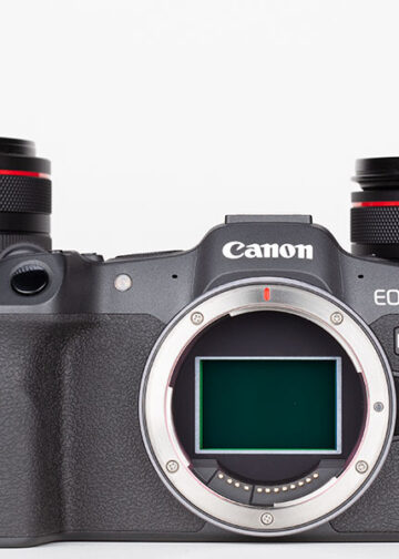 Canon eos R8 fotografata insieme ad alcune ottiche Canon RF