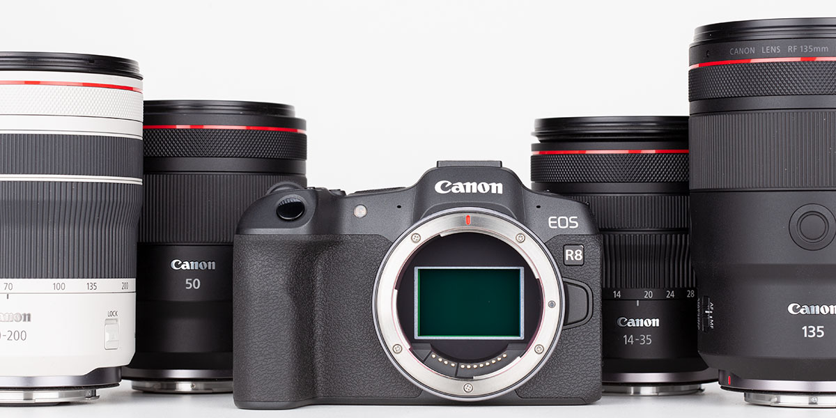 Canon eos R8 fotografata insieme ad alcune ottiche Canon RF