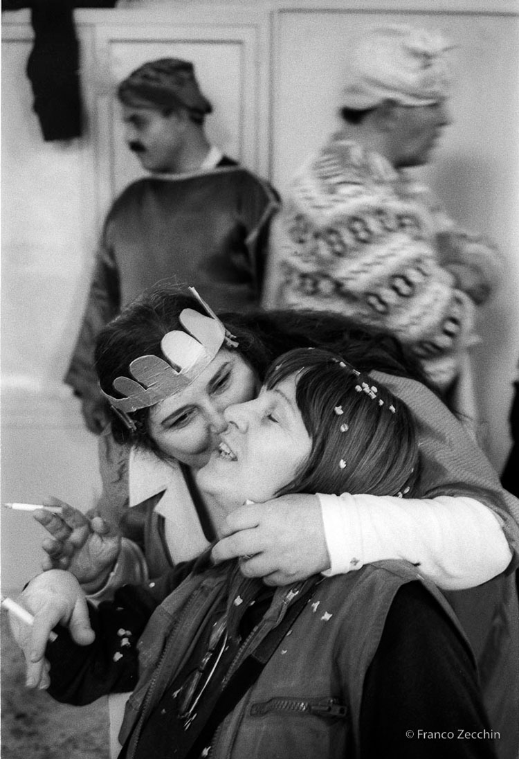 Franco Zecchin, "Alla festa di carnevale all'ospedale psichiatrico". Palermo, 1987 © Franco Zecchin