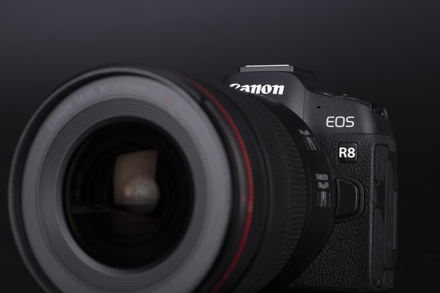 Vista frontale della Canon Eos R8 fotografata su fondo nero