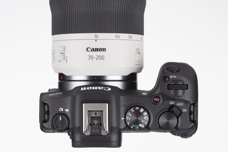 Canon Eos R8 calotta della fotocamera e obiettivo Canon RF 70-200 f/4