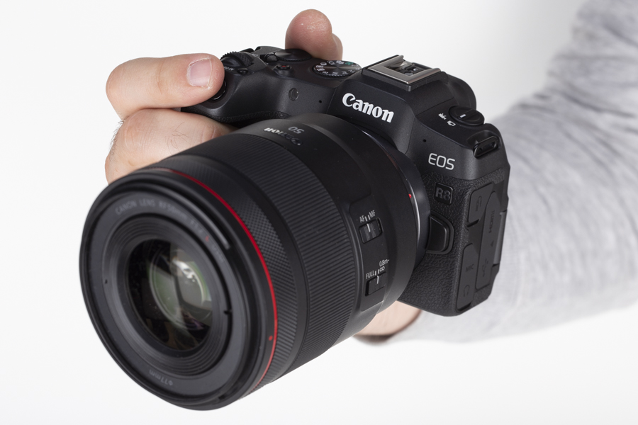 Canon EOS R8 in mano