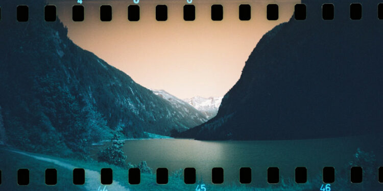 Concorso fotografico Lomography e Perimetro © Sally Matthias sprocket rocket turquoise 135 film