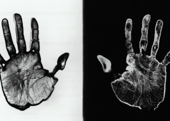 Ugo Mulas. Il laboratorio. Una mano sviluppa, l’altra fissa. A Sir John Frederick William Herschel, 1970 - 1972 © Eredi Ugo Mulas. Tutti i diritti riservati. Courtesy Archivio Ugo Mulas, Milano – Galleria Lia Rumma, Milano / Napoli