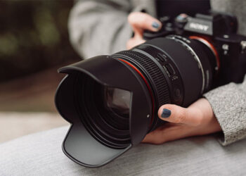 Il Samyang AF 35-150mm f/2-2,8 innestato su Sony A7, nelle mani di una fotografa