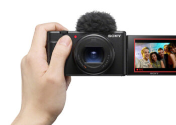 Sony ZV-1 II in mano