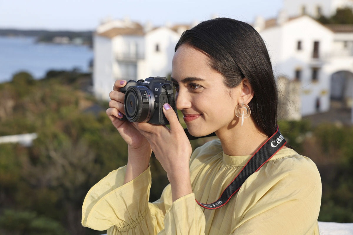 Una ragazza fotografa con un Canon RF 28mm F/2.8 STM