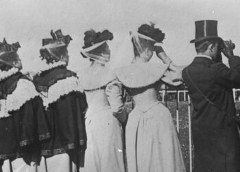 Spettatori all’ippodromo di Tor di Quinto, Roma, 1890 circa. Fondazione Primoli