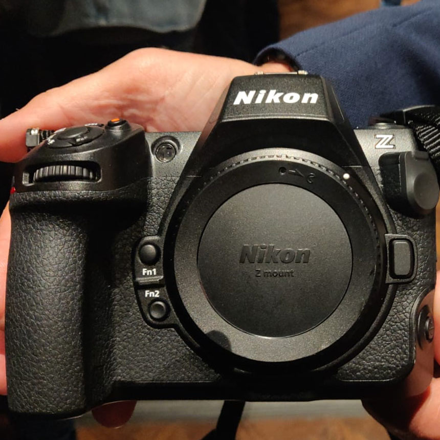 Nikon Z8 in mano