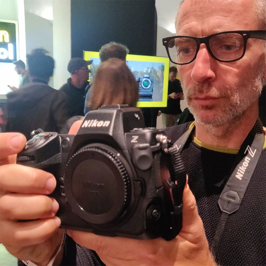 Nikon Z8 in mano Emanuele Costanzo fotocult.it