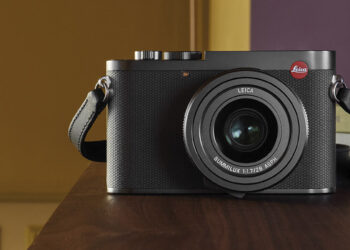 la leica q3 su tavolo di legno