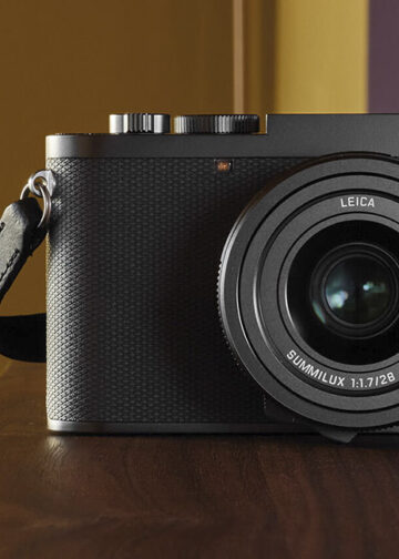 la leica q3 su tavolo di legno