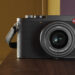 la leica q3 su tavolo di legno