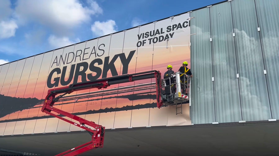 Allestimento della grafica sulla facciata principale del MAST. Andreas Gursky, Visual Visual Spaces of Today