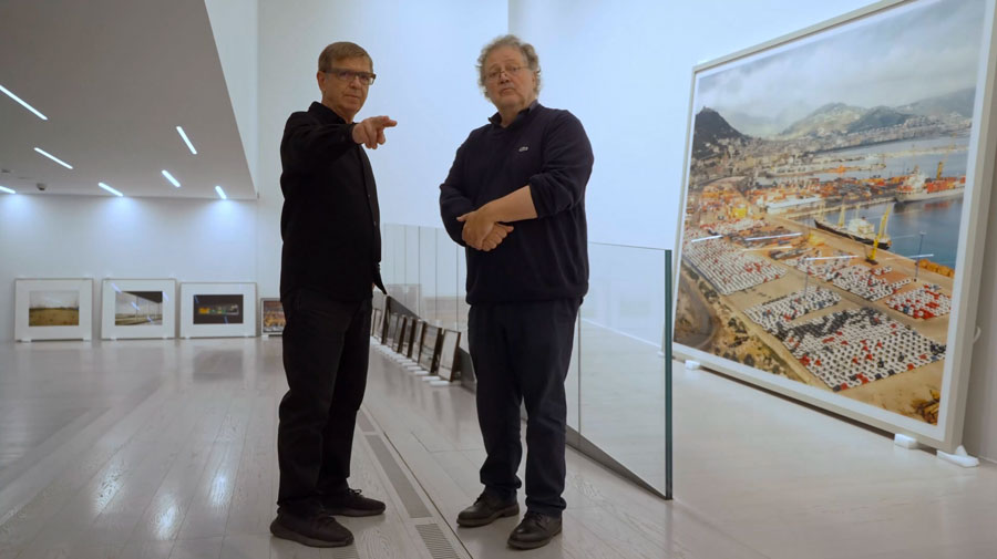 Andreas Gursky (a sinistra) e Urs Stahel (a destra) si scambiano opinioni durante l'allestimento della mostra "Visual Spaces of Today".