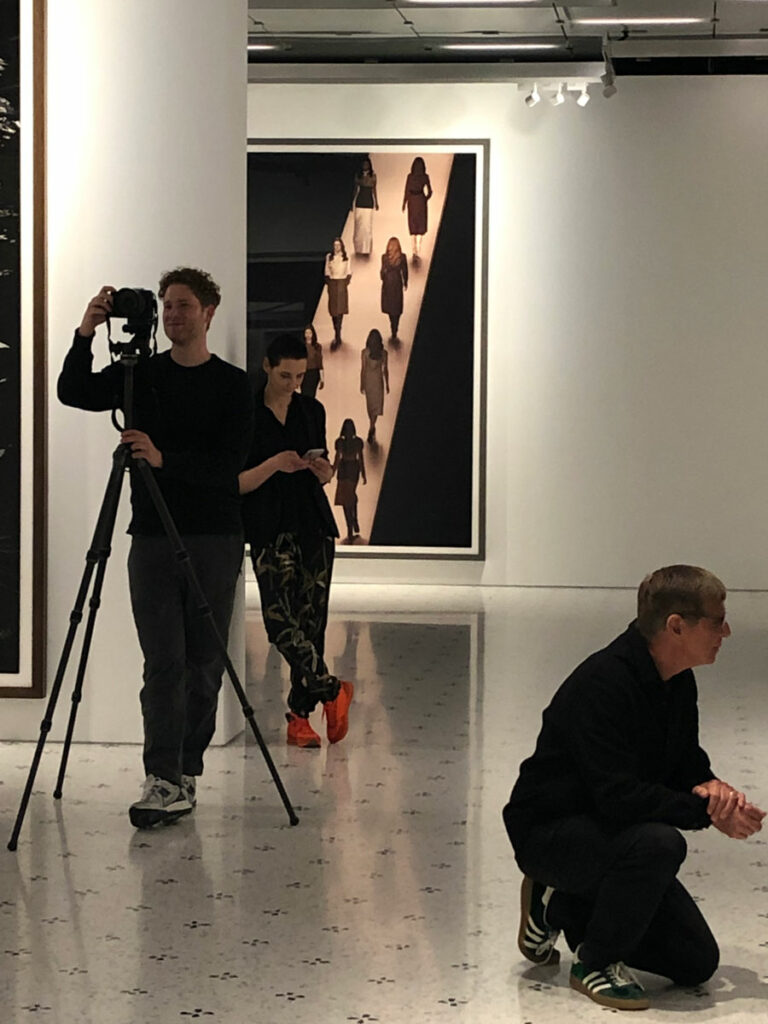 Foto scattata da Urs Stahel durante l'allestimento della mostra. In basso a destra, Andreas Gursky; in piedi dietro al treppiedi l'assistente tecnico e l'assistente personale dell'artista.