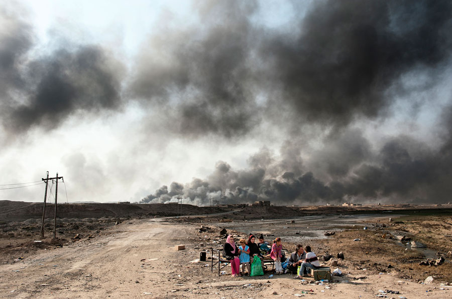 © Giulio Piscitelli, Qayyarah, Iraq, 27 ottobre 2016. Civili evacuati dalle loro case dopo che il cosiddetto Stato Islamico ha dato fuoco agli oleodotti della zona, durante la battaglia in corso per riprendere la città di Mosul.